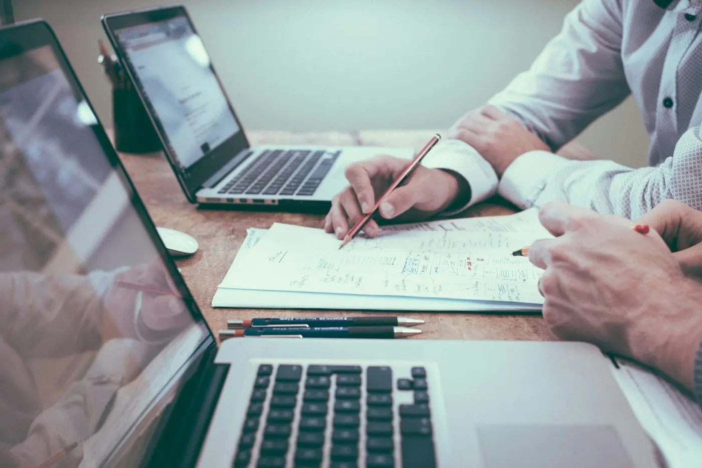 Scrivania di lavoro con documenti tecnici e laptop