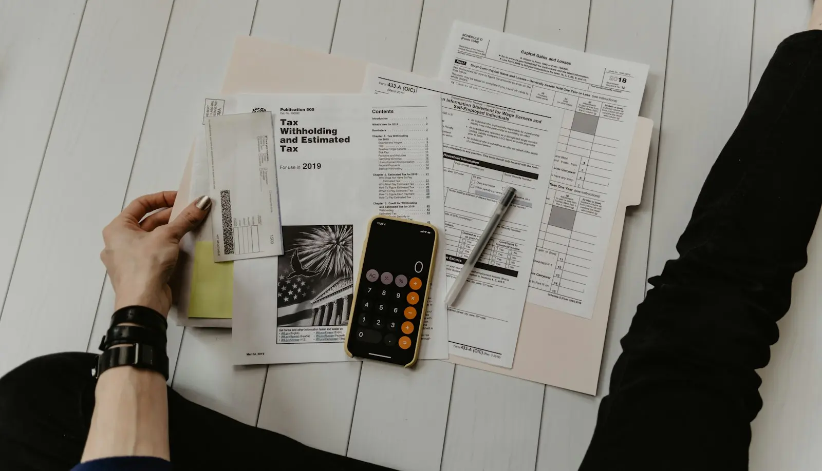 Documenti finanziari e calcolatrice su una scrivania