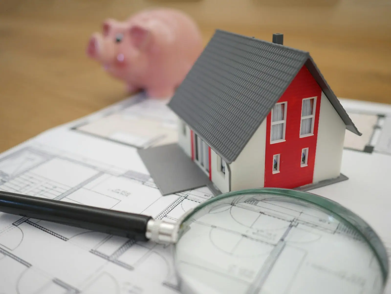 Modello di casa e documenti per una valutazione immobiliare